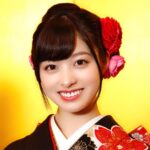 Kanna Hashimoto Instagram - こんにちは！環奈MGです。 今週末も有意義な時間をお過ごしください。 今日は#先月のトプ画 をシェアします！ コレですよね！？←ぇ。 いつもトプ画変えた瞬間にどの画像だったか分からなくなってしまうので、今度からお気に入りに入れておくことにしました。 いつも微妙な表情違いの写真ばかりの中から選んでいるので、あれ？どれだったっけ？ってなってしまうんです。決して忘れているわけでは🙅‍♂️。 ・ ・ ・ ・ MGは【お気に入りボタン】を身に付けた テッテレー #橋本環奈 #橋本環奈2019 #橋本環奈マネージャー #先月のトプ画 #着物 #晴れ着