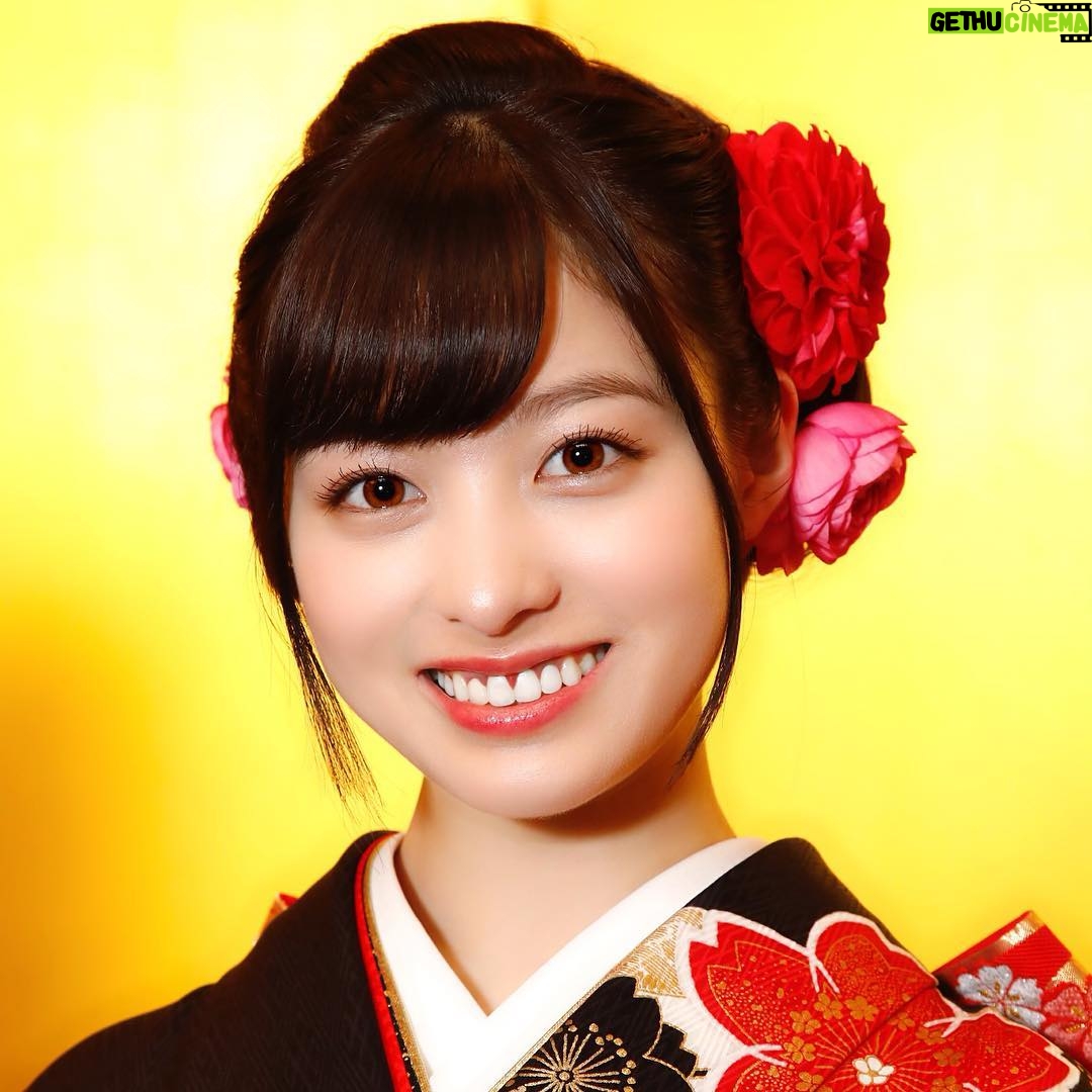 Kanna Hashimoto Instagram - こんにちは!環奈MGです。 今週末も有意義な時間をお過ごしください。 今日は#先月のトプ画 をシェアします! コレですよね!?←ぇ。 いつもトプ画変えた瞬間にどの画像だったか分からなくなってしまうので、今度からお気に入りに入れておくことにしました。 いつも微妙な表情違いの写真ばかりの中から選んでいるので、あれ?どれだったっけ?ってなってしまうんです。決して忘れているわけでは🙅♂️。 ・ ・ ・ ・ MGは【お気に入りボタン】を身に付けた テッテレー #橋本環奈 #橋本環奈2019 #橋本環奈マネージャー #先月のトプ画 #着物 #晴れ着