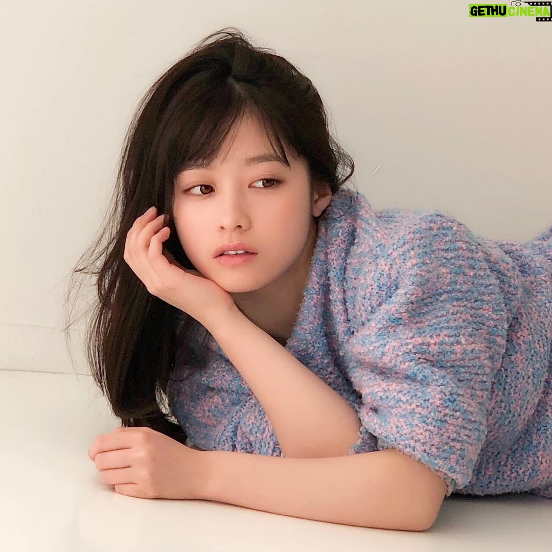 Kanna Hashimoto Instagram - こんにちは!環奈MGです。 「レジェンドMGおめでとうございます」ってメッセージを何通か頂きまして、最初は意味が分かりませんでしたが、環奈のTwitterで盛り上がっていたのですね笑。 チーフはいるし、そうなると私の立ち位置はレジェンドなんだーってSNSで自分の肩書きを知る時代。 さて、今日は、「ar」からオフショットです! #橋本環奈 #橋本環奈2019 #橋本環奈マネージャー #ar #オフショット #レジェンド #実際立ち位置曖昧