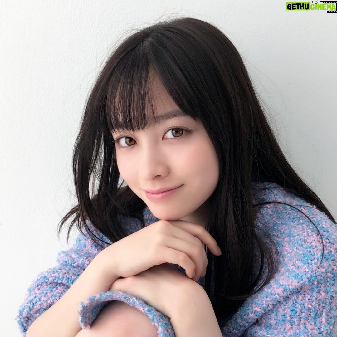 Kanna Hashimoto Instagram - こんにちは!環奈MGです。 環奈に、ネットニュース的な書き方で自分の近況報告をするのがマイブームなMGです。(←誰トク情報) そして、今日シェアするのは #先月のトプ画 です。 4月のトプ画のコンセプトは決まりつつも写真選びに迷っているので、まだ変えてませんがシェアしちゃいます! #橋本環奈 #橋本環奈2019 #橋本環奈マネージャー #ar #先月のトプ画 #フライングシェア #マイブーム #ネットニュース #誰得情報