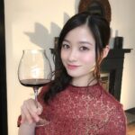 Kanna Hashimoto Instagram - こんにちは！環奈MGです。 今日は、テレビジョン連載オフショットをシェアします。 きき酒でシャッフルされて、色や香りでワインの品種を真剣にみている環奈です。 ワインについて学べる機会は滅多にないので、ワイン好きなMG達もとても勉強になりました。 #橋本環奈 #橋本環奈2019 #橋本環奈マネージャー #ザテレビジョン #テレビジョン連載オフショット #ワイン #ソムリエ #大人への道