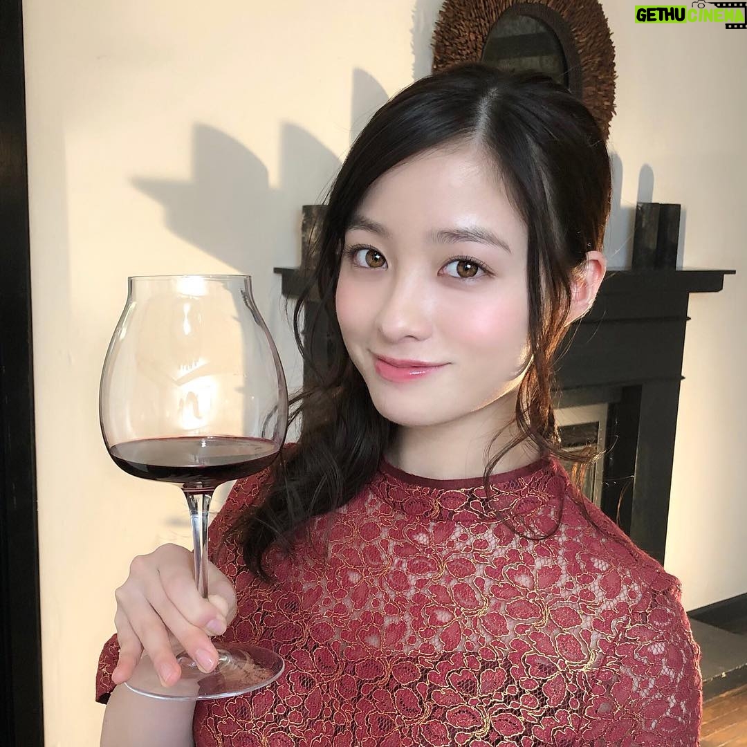Kanna Hashimoto Instagram - こんにちは!環奈MGです。 今日は、テレビジョン連載オフショットをシェアします。 きき酒でシャッフルされて、色や香りでワインの品種を真剣にみている環奈です。 ワインについて学べる機会は滅多にないので、ワイン好きなMG達もとても勉強になりました。 #橋本環奈 #橋本環奈2019 #橋本環奈マネージャー #ザテレビジョン #テレビジョン連載オフショット #ワイン #ソムリエ #大人への道