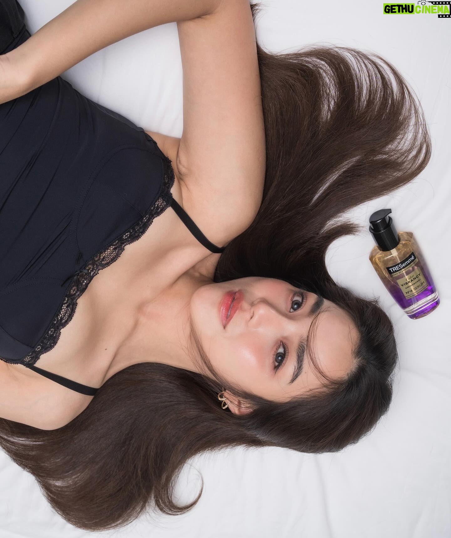 Kannarun Wongkajonklai Instagram - 🐰💜 ผมปรางล้อแสงสุดจึ้ง พึ่งตัวนี้เลยค่า @TRESemmeThailand Color Vibrancy Serum 1 ปั๊ม ก็ปั๊วะ ประกายชัด ออกแฟลชไม่โป๊ ะ ช้อปเลย @watsonsTH #SalonBondsBuildingSystem #ทวงคืนผมสวยผสานล้านพันธะแกนผม #TresemmeThailand