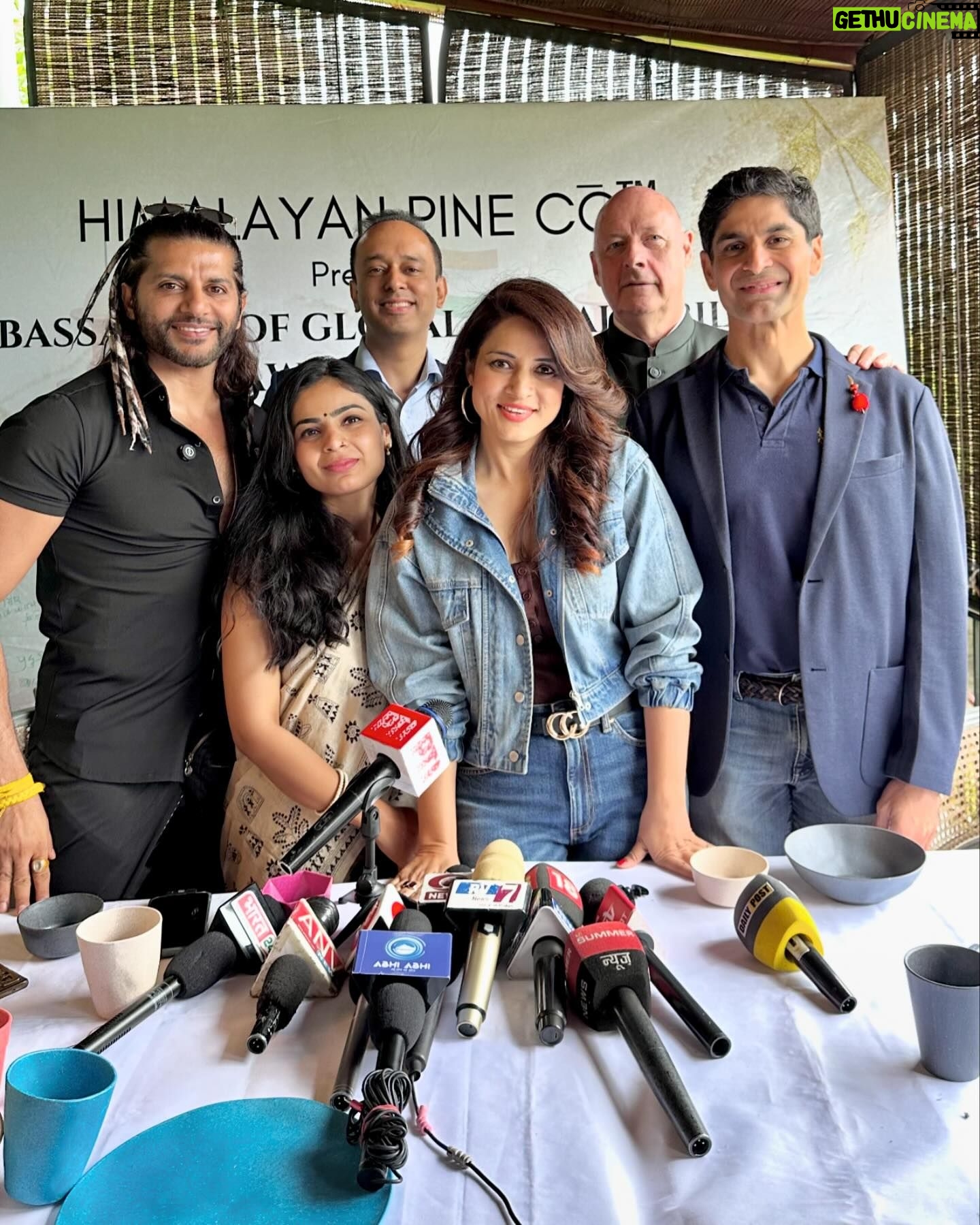 Karanvir Bohra Instagram - Snippets from our press conference that happened in Dharamshala for @himalayanpineco . What a delight to be associated with The Himalayan Pine Company’s initiative, a company that makes sustainable products from pine needles which are collected from the Himalayan forests. They not only promote the use of non-plastic, sustainable & biodegradable , reusable-washable products but also help the environment in controlling forest fires which can be caused by pine needles. What an eye opener this whole initiative has been for me & @karanvirbohra . It was such an honor to meet & promote this cause with his excellency @freddysvane The Ambassador of Denmark, @bharatrjoshi a well known author and Director of Associated Containers Ltd & @atul_wassan , the famed cricketer. #himalyanpineco #sustainability #sustainable #environment #friendly #biodegradable #sustainableproducts