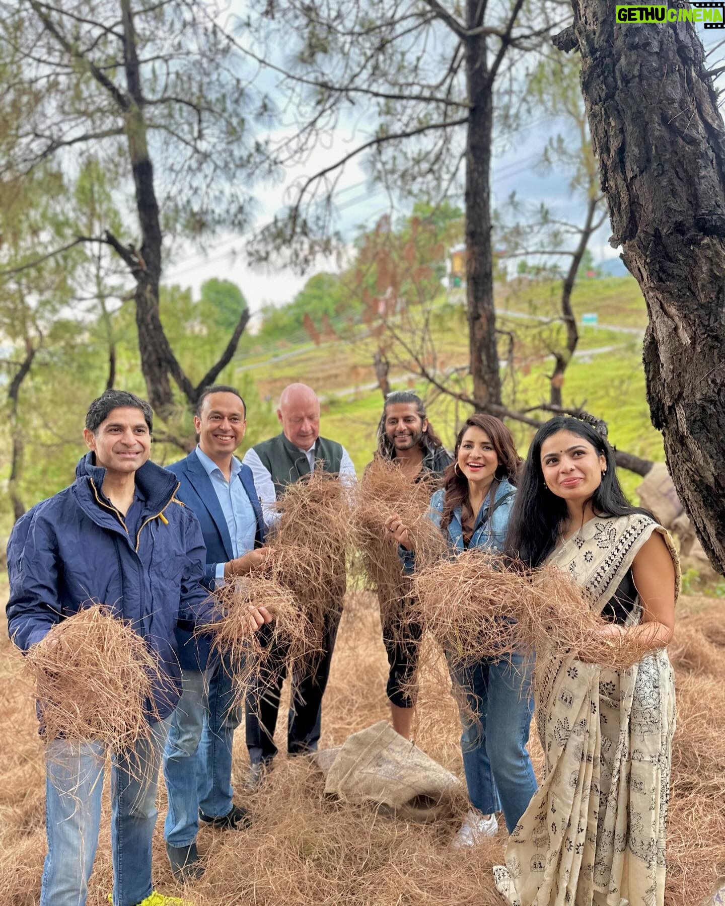 Karanvir Bohra Instagram - Snippets from our press conference that happened in Dharamshala for @himalayanpineco . What a delight to be associated with The Himalayan Pine Company’s initiative, a company that makes sustainable products from pine needles which are collected from the Himalayan forests. They not only promote the use of non-plastic, sustainable & biodegradable , reusable-washable products but also help the environment in controlling forest fires which can be caused by pine needles. What an eye opener this whole initiative has been for me & @karanvirbohra . It was such an honor to meet & promote this cause with his excellency @freddysvane The Ambassador of Denmark, @bharatrjoshi a well known author and Director of Associated Containers Ltd & @atul_wassan , the famed cricketer. #himalyanpineco #sustainability #sustainable #environment #friendly #biodegradable #sustainableproducts