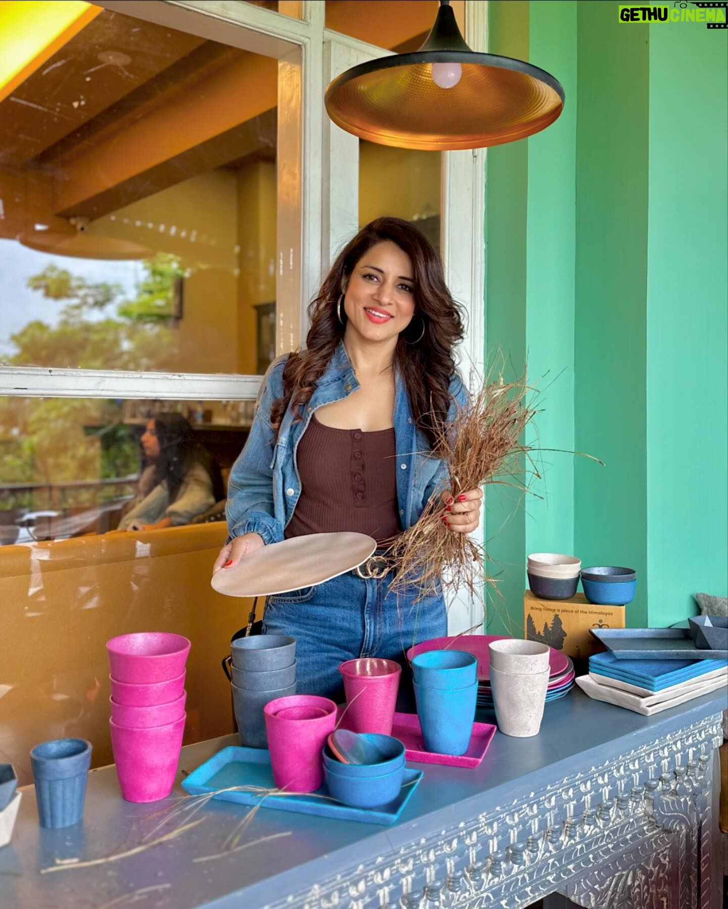 Karanvir Bohra Instagram - Snippets from our press conference that happened in Dharamshala for @himalayanpineco . What a delight to be associated with The Himalayan Pine Company’s initiative, a company that makes sustainable products from pine needles which are collected from the Himalayan forests. They not only promote the use of non-plastic, sustainable & biodegradable , reusable-washable products but also help the environment in controlling forest fires which can be caused by pine needles. What an eye opener this whole initiative has been for me & @karanvirbohra . It was such an honor to meet & promote this cause with his excellency @freddysvane The Ambassador of Denmark, @bharatrjoshi a well known author and Director of Associated Containers Ltd & @atul_wassan , the famed cricketer. #himalyanpineco #sustainability #sustainable #environment #friendly #biodegradable #sustainableproducts