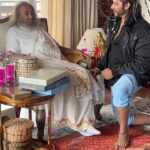 Karanvir Bohra Instagram - Meeting Sri Sri Ravishankar at the #Dharamshala #ArtofLivingAshram was a moment of profound insight. His support fuels my mission to spread yoga’s benefits to everyone. @gurudev #yoga #asanasforraidiance