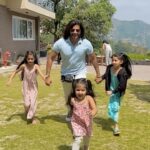 Karanvir Bohra Instagram - You want to get away and have Cherishing moments with family that will last a lifetime? #mussorrie is one destination @amritarahotelsandresorts @yogwellnessresort_mussoorie @bombaysunshine @thebabysnowflake @twinbabydiaries