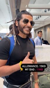 Karanvir Bohra Instagram - Kuch kaminapan achche hote hai…. Imp : this reel is just for fun, kripya aisa na kare, pakde jaoge 🤪 our airline ground staff is very prompt and smart. #kvbreels #karanvirbohra Hair accessories: @drad.dreadsetgo @gurpreetbedi_22