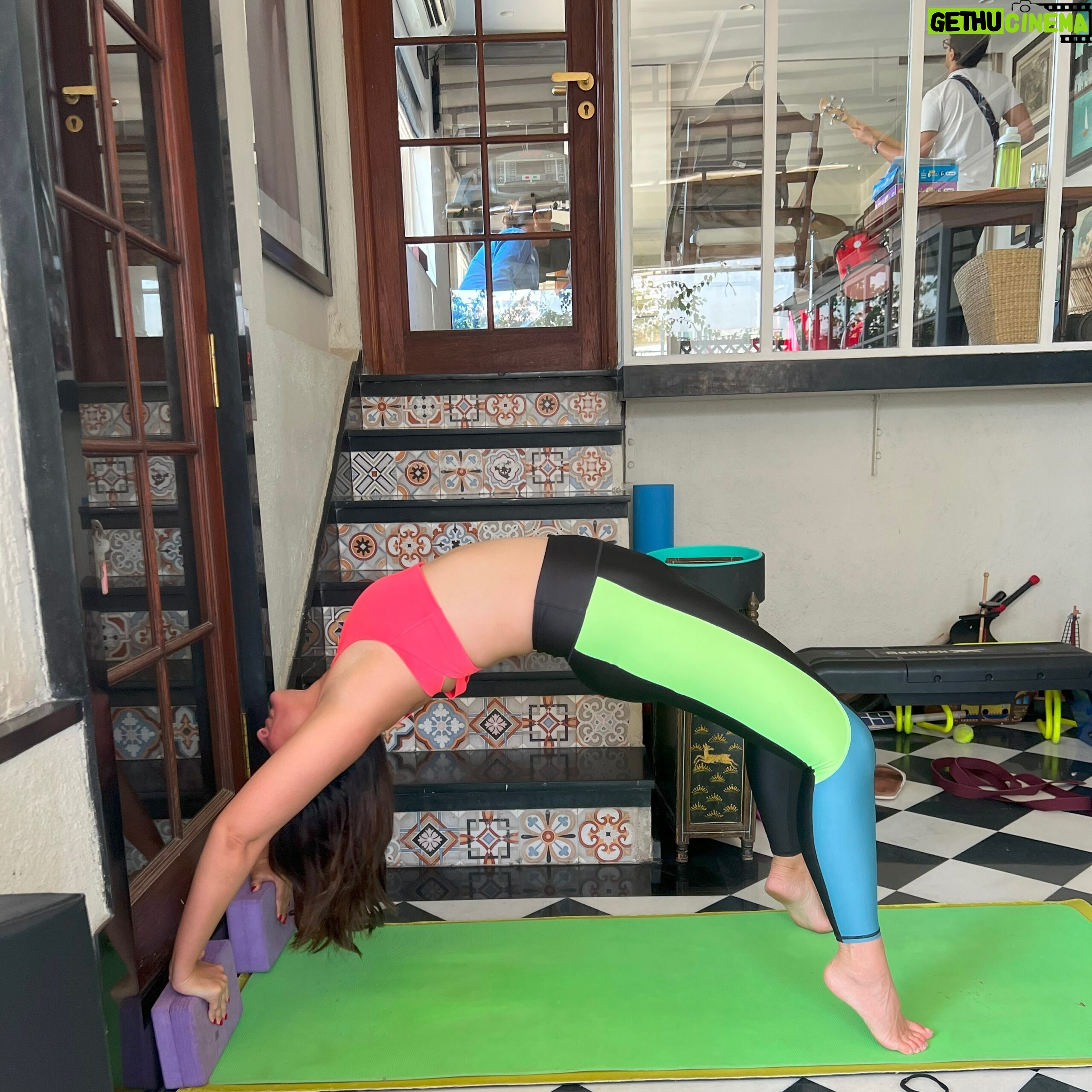 Kareena Kapoor Instagram - Sunday plans? Yoga for meβ¦ Crew for youππ»ββοΈπ #ChakrasanaSeries @anshukayoga