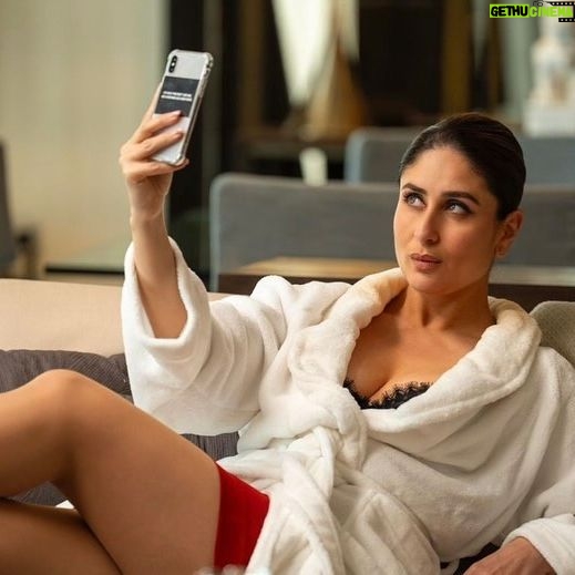 Kareena Kapoor Instagram - #CREW achi lagi? Toh gaana gaao… 💁🏻♀️🤣🤣🌈🌈 Sona Kitna Sona Hai 🤣❤️