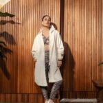 Kareena Kapoor Instagram - Gym attire but pizza desire 🤣💁🏻‍♀️🍕 Shop my favourite styles of the season at PUMA.com, App & Stores or click the link in my bio. 🔗 #PUMAxKKK #Ad