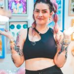 Karen Bachini Instagram - Registros de um dia muito especial 💖 O flash day de Dia das Mulheres no @sampatattoo foi um sucesso! Fiquei muito feliz em poder passar o dia tatuando artes fofas em vocês 🫶 Todos que tatuaram ganharam presentes da @karenbachinibeauty, @panta.neoskin, @japipantacosmetica e adesivos fofos - que eu mesma fiz kkk 😝 As meninas do @sampatattoo também arrasaram nos flashes, aproveitem para acompanhar o perfil do Sampa para conhecer o trabalho de todas elas, vocês vão se apaixonar 🥰 Obrigadaaaa por todo o apoio sempre, clã! Espero poder conhecer em breve mais pessoas incríveis da internet nos próximos eventos do Sampa 💕 Beijo!