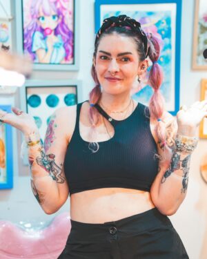 Karen Bachini Instagram - Registros de um dia muito especial 💖 O flash day de Dia das Mulheres no @sampatattoo foi um sucesso! Fiquei muito feliz em poder passar o dia tatuando artes fofas em vocês 🫶

Todos que tatuaram ganharam presentes da @karenbachinibeauty, @panta.neoskin, @japipantacosmetica e adesivos fofos - que eu mesma fiz kkk 😝

As meninas do @sampatattoo também arrasaram nos flashes, aproveitem para acompanhar o perfil do Sampa para conhecer o trabalho de todas elas, vocês vão se apaixonar 🥰

Obrigadaaaa por todo o apoio sempre, clã! Espero poder conhecer em breve mais pessoas incríveis da internet nos próximos eventos do Sampa 💕 Beijo!