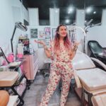 Karen Bachini Instagram - Belíssima com meu uniforme da @nataliabeauty.university, no meu cantinho lá no @sampatattoo - que está tomando forma aos poucos 🥰 Inclusive, o Sampa está cheio de novidades e agora temos procedimentos estéticos por lá também! Sigam o perfil @sampatattoo para acompanhar tudo de pertinho, que ainda vai ter muita novidade incrível 🩷