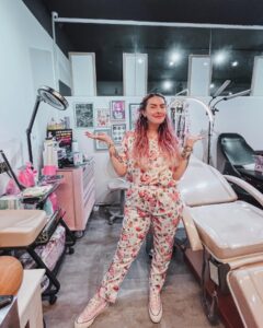 Karen Bachini Instagram - Belíssima com meu uniforme da @nataliabeauty.university, no meu cantinho lá no @sampatattoo - que está tomando forma aos poucos 🥰 Inclusive, o Sampa está cheio de novidades e agora temos procedimentos estéticos por lá também! Sigam o perfil @sampatattoo para acompanhar tudo de pertinho, que ainda vai ter muita novidade incrível 🩷