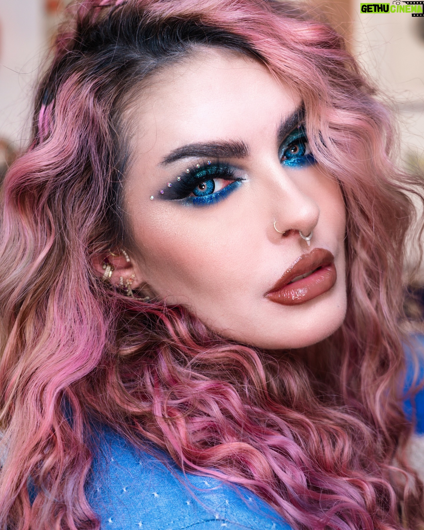 Karen Bachini Instagram - Sextou, com um look bem basiquinho do jeito que a gente goxta 🤣💙 Lente: ET Blue, da @ttd_eye 👀