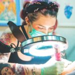 Karen Bachini Instagram - Registros de um dia muito especial 💖 O flash day de Dia das Mulheres no @sampatattoo foi um sucesso! Fiquei muito feliz em poder passar o dia tatuando artes fofas em vocês 🫶 Todos que tatuaram ganharam presentes da @karenbachinibeauty, @panta.neoskin, @japipantacosmetica e adesivos fofos - que eu mesma fiz kkk 😝 As meninas do @sampatattoo também arrasaram nos flashes, aproveitem para acompanhar o perfil do Sampa para conhecer o trabalho de todas elas, vocês vão se apaixonar 🥰 Obrigadaaaa por todo o apoio sempre, clã! Espero poder conhecer em breve mais pessoas incríveis da internet nos próximos eventos do Sampa 💕 Beijo!