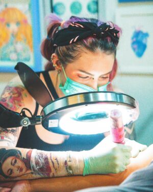 Karen Bachini Instagram - Registros de um dia muito especial 💖 O flash day de Dia das Mulheres no @sampatattoo foi um sucesso! Fiquei muito feliz em poder passar o dia tatuando artes fofas em vocês 🫶

Todos que tatuaram ganharam presentes da @karenbachinibeauty, @panta.neoskin, @japipantacosmetica e adesivos fofos - que eu mesma fiz kkk 😝

As meninas do @sampatattoo também arrasaram nos flashes, aproveitem para acompanhar o perfil do Sampa para conhecer o trabalho de todas elas, vocês vão se apaixonar 🥰

Obrigadaaaa por todo o apoio sempre, clã! Espero poder conhecer em breve mais pessoas incríveis da internet nos próximos eventos do Sampa 💕 Beijo!