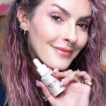 Karen Bachini Instagram – Entrei para a trend de pearl skin com @vizzelaoficial e fiz uma pele radiante perfeita! Esses foram os produtos que usei:

✨Radiance Skin Serum, que promove hidratação e luminosidade na pele
✨Base Líquida Santin, que entrega um acabamento acetinado hidratante 
✨Pó Iluminador Glow Gang, que tem efeito espelhado com partículas finas de brilho

Essa combinação de produtos ficou TUDO na pele! Aproveitem meu cupom “KARENBACHINI15”, para ganhar 15% de desconto em todo o site da marca 🩷