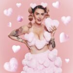 Karen Bachini Instagram - Posando belíssima ao lado do meu Pink Powder perfeito 💖🤌 Estou amaaaando ver que vocês também se apaixonaram por esse lançamento! Fiquem de olho que em breve tem mais viu?! Produzido por @mboombeauty Direção Criativa: @murilomahler Direção Imagem/Styling: @murilomahler Beauty Artist: @heldermarucci Hair Stylist: @tayllabelarmina Fotografia: @lecanovo Pós-produção: @trevosow