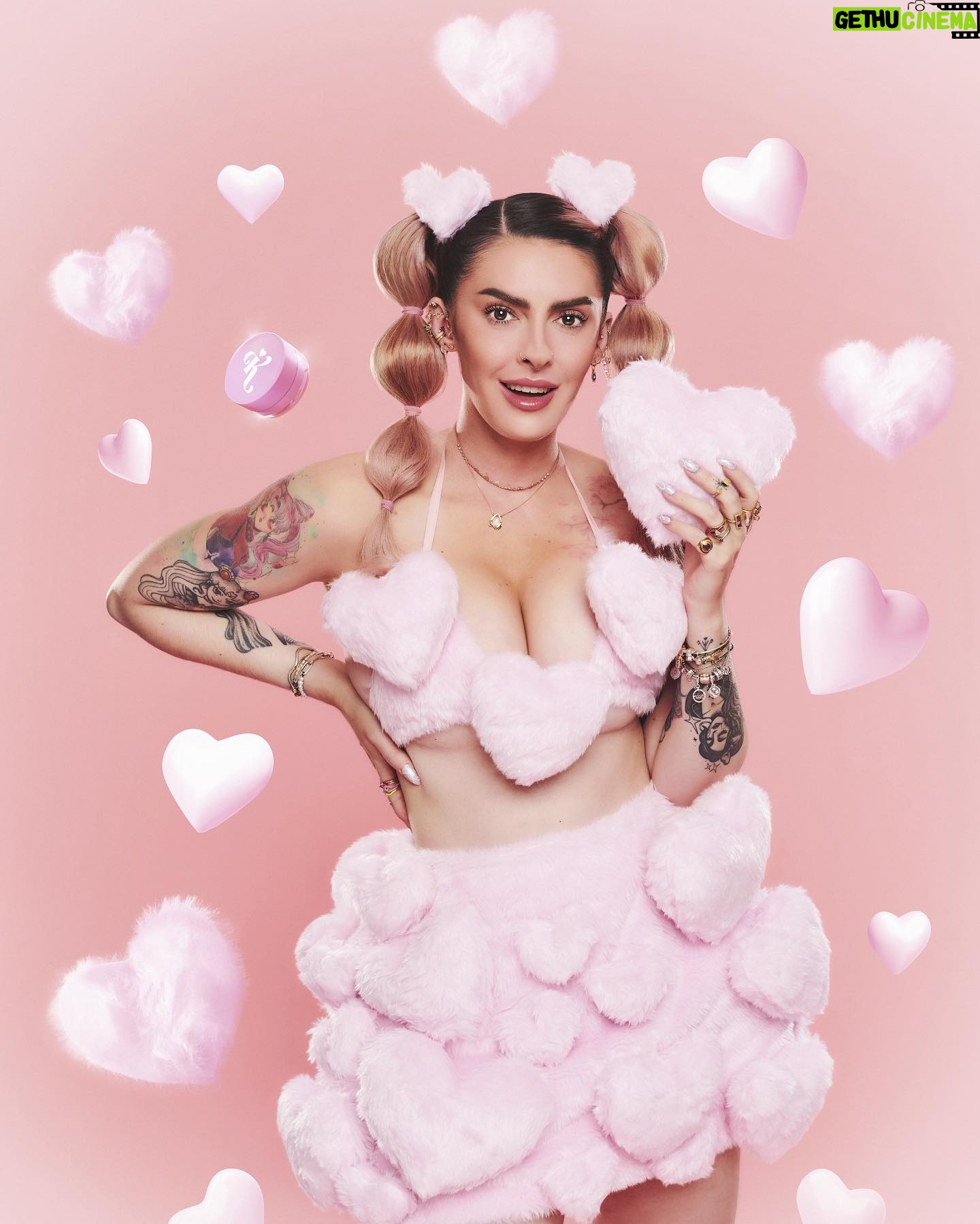 Karen Bachini - 102.6K Likes - Posando belíssima ao lado do meu Pink Powder perfeito 💖🤌 Estou amaaaando ver que vocês também se apaixonaram por esse lançamento! Fiquem de olho que em breve tem mais viu?!
Produzido por @mboombeauty
Direção Criativa: @murilomahler
Direção Imagem/Styling: @murilomahler
Beauty Artist: @heldermarucci
Hair Stylist: @tayllabelarmina
Fotografia: @lecanovo
Pós-produção: @trevosow