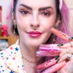 Karen Bachini Instagram - A linha mais romântica da @vizzelaoficial, Gloss In Love, ganhou uma repaginada e também novas cores lindíssimas 😍 Agora são 6 tonalidades, que entregam um efeito de ultra brilho, com uma textura firme, confortável e que não escorre dos lábios! Aproveitem meu cupom KARENBACHINI15, para ganhar 15% off no site da marca e já garantir o seu Gloss In Love preferido 💖 #InLove #Vizzela