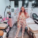 Karen Bachini Instagram - Belíssima com meu uniforme da @nataliabeauty.university, no meu cantinho lá no @sampatattoo - que está tomando forma aos poucos 🥰 Inclusive, o Sampa está cheio de novidades e agora temos procedimentos estéticos por lá também! Sigam o perfil @sampatattoo para acompanhar tudo de pertinho, que ainda vai ter muita novidade incrível 🩷