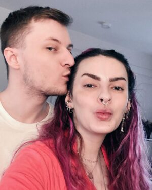 Karen Bachini Instagram - Selfie do casal que ontem completou 3 aninhos de casados 🥹🩷 Quem já tava por aqui quando o Janosh era apenas um crush? Hahahaha