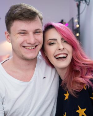 Karen Bachini Instagram - #TBT com meu amor 🥰🩷 só porque faz tempo que ele não aparece nesse feed e vocês ficam perguntando se não estamos mais juntos kkkkkk 

Precisamos tirar fotos novas, nessas a gente tá com muita carinha de neném 🥹