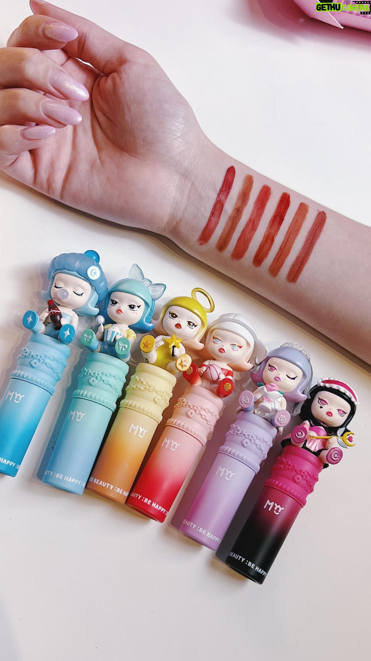 Karen Bachini Instagram - Fala sério, é o batom mais fofo que existe! agora eu tenho a coleção inteira - vocês encontram eles na @keaiibeauty 🩷