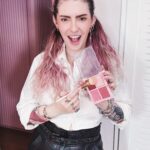 Karen Bachini Instagram - Lookinho de hoje, com participação especial da minha Paleta de Blushes Selene @karenbachinibeauty 🩷 - camisa @bynv - calça @animalebrasil - bota @jeffreycampbell
