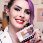 Karen Bachini Instagram - Dica de amiga! Entrei pra trend de “mob wife” junto com @vizzelaoficial, clã! Esses foram os produtos da marca que usei para criar esse look, mas agora com algumas dicas bem especiais para vocês usarem eles: 👀 Paleta de Sombras VizzEla É Básica - uma paleta que entrega 10 tons neutros, super coringas para qualquer ocasião. Fica a dica: aplique as sombras cintilantes com os dedos para um efeito mais brilhante! 🖤 Delineador CatLovers - que entrega uma fórmula super pigmentada e um pincel preciso. Fica a dica: após aplicar, espere secar totalmente antes de pressionar ou abrir muito os olhos. 💄 Batom Líquido DogLovers na cor Cavalier - um vermelho lindo, com acabamento matte confortável. Fica a dica: não pressione os lábios com o batom ainda molhado, o atrito pode tirar o efeito molhado do batom. Corre no meu Youtube para assistir o tutorial completo dessa make e aproveita meu cupom “KARENBACHINI15” para ganhar 15% off no site da marca ❤️