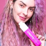 Karen Bachini Instagram - Finalmente posso compartilhar com vocês o produto que estive testando e amando no último mês 🩷 A @creamyskincare laçou seu primeiro produto de haircare, o Peptide Repair Hair Treatment - que é um leave-in condicionante e reparador com blend de peptídeos, aminoácidos e proteínas vegetais que auxiliam na reparação, hidratação e proteção da fibra capilar! Assista o vídeo completo para saber sobre minha experiência com o produto e aproveita meu cupom KAREN10 para ganhar 10% off no site da marca! Ah, e como hoje, 19/03, é o dia do lançamento, vocês também ganham frete grátis ✨