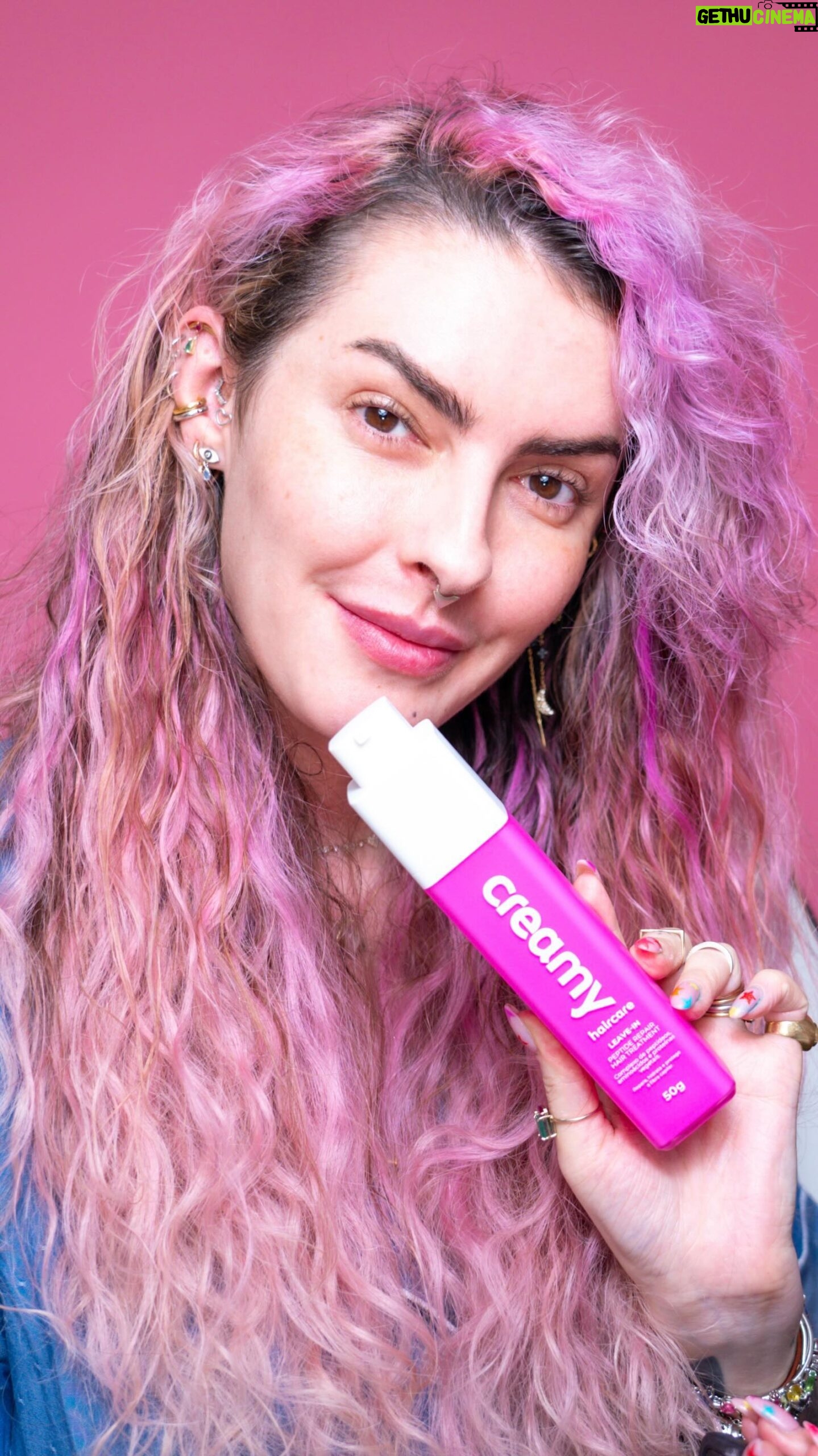Karen Bachini Instagram - Finalmente posso compartilhar com vocês o produto que estive testando e amando no último mês 🩷 A @creamyskincare laçou seu primeiro produto de haircare, o Peptide Repair Hair Treatment - que é um leave-in condicionante e reparador com blend de peptídeos, aminoácidos e proteínas vegetais que auxiliam na reparação, hidratação e proteção da fibra capilar! Assista o vídeo completo para saber sobre minha experiência com o produto e aproveita meu cupom KAREN10 para ganhar 10% off no site da marca! Ah, e como hoje, 19/03, é o dia do lançamento, vocês também ganham frete grátis ✨
