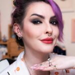 Karen Bachini Instagram - Dica de amiga! Entrei pra trend de “mob wife” junto com @vizzelaoficial, clã! Esses foram os produtos da marca que usei para criar esse look, mas agora com algumas dicas bem especiais para vocês usarem eles: 👀 Paleta de Sombras VizzEla É Básica - uma paleta que entrega 10 tons neutros, super coringas para qualquer ocasião. Fica a dica: aplique as sombras cintilantes com os dedos para um efeito mais brilhante! 🖤 Delineador CatLovers - que entrega uma fórmula super pigmentada e um pincel preciso. Fica a dica: após aplicar, espere secar totalmente antes de pressionar ou abrir muito os olhos. 💄 Batom Líquido DogLovers na cor Cavalier - um vermelho lindo, com acabamento matte confortável. Fica a dica: não pressione os lábios com o batom ainda molhado, o atrito pode tirar o efeito molhado do batom. Corre no meu Youtube para assistir o tutorial completo dessa make e aproveita meu cupom “KARENBACHINI15” para ganhar 15% off no site da marca ❤️