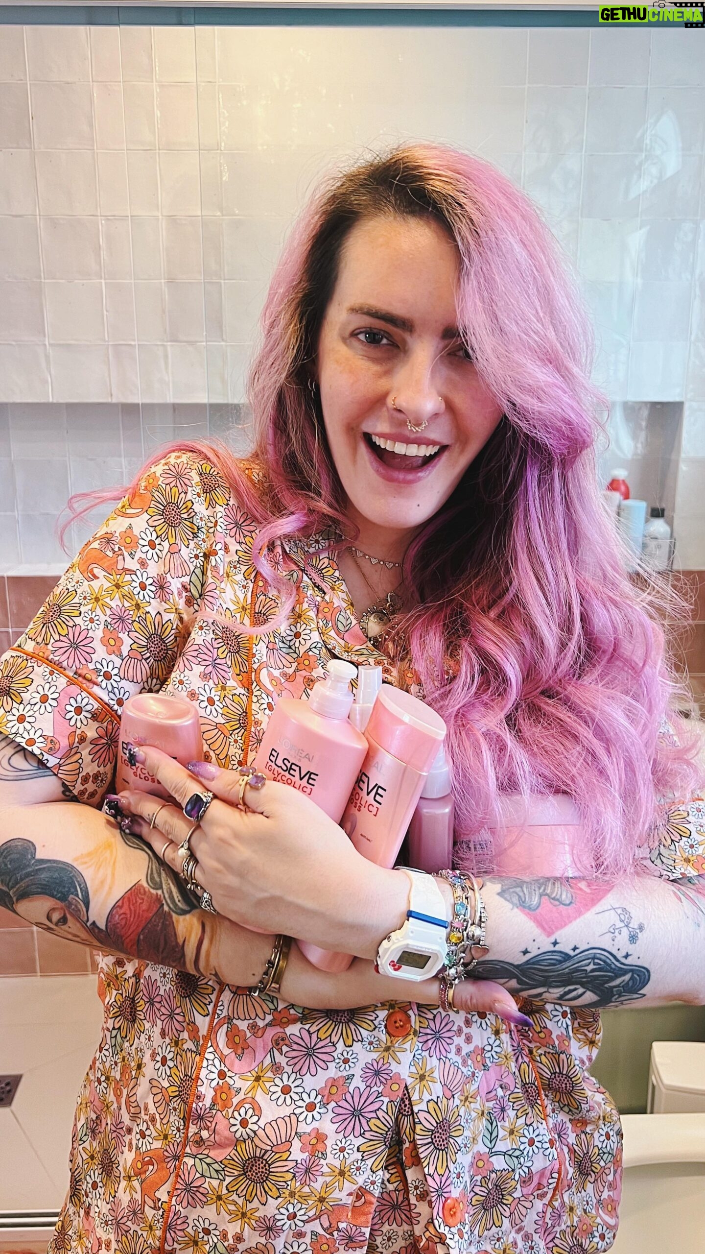 Karen Bachini Instagram - Essa é minha rotina de cuidados com o cabelo, com a nova linha Elseve Glycolic Gloss, de @lorealparis - que conta com um ativo queridinho para mim: o ácido glicólico! Agora meus fios estão visivelmente mais saudáveis, macios e com um brilho ultra gloss ✨ #LorealParis #GlycolicGloss #LorealParisHairCare #Elseve #Publicidade