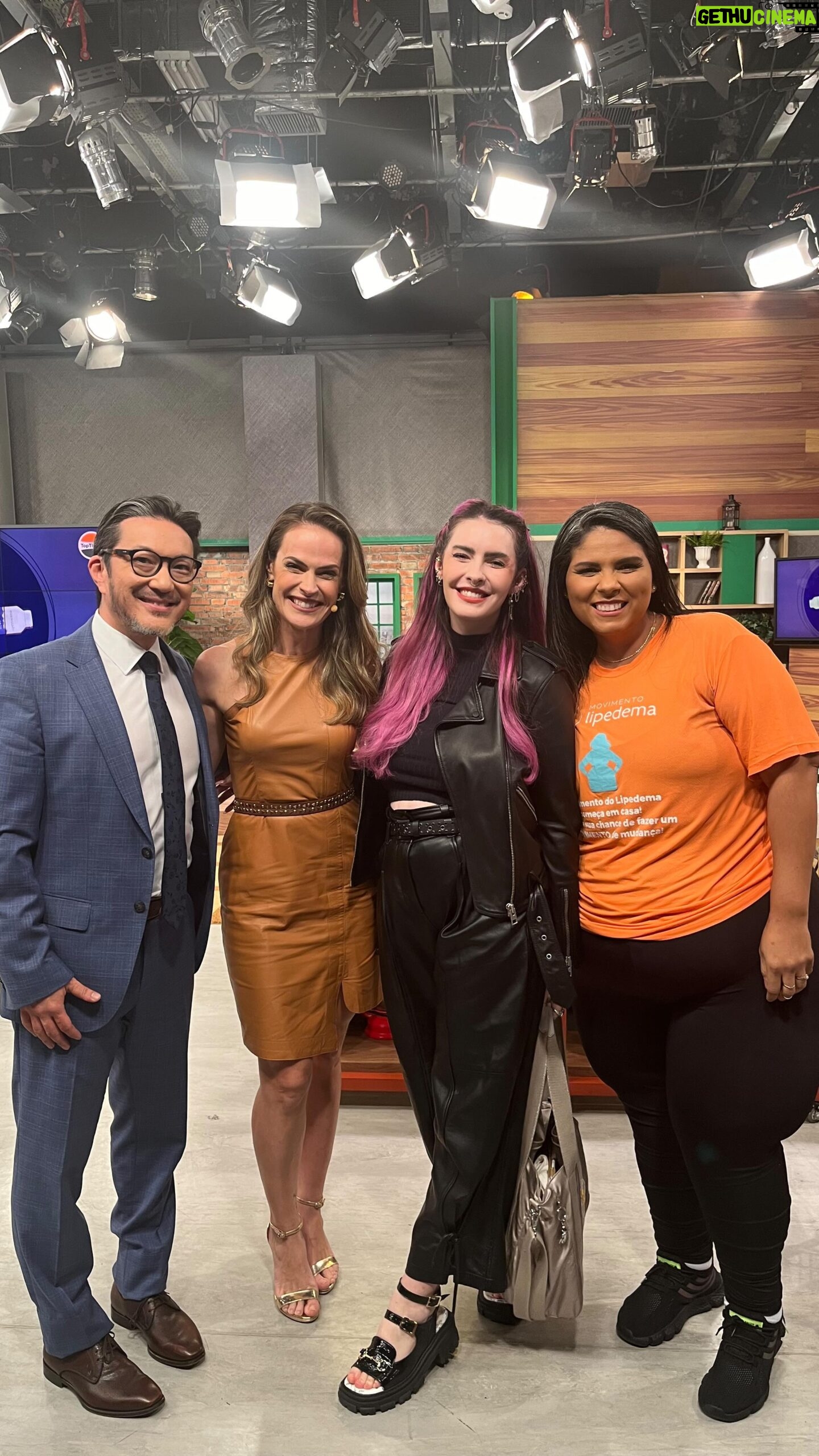 Karen Bachini Instagram - Hoje o @drfabiokamamoto esteve no programa Mulheres da TV Gazeta para falar sobre lipedema. O programa também contou com a participação da @karenbachini que falou sobre seu diagnóstico e tratamento. Além disso, @tamiris.desa e a @ongmovimentolipedema também estiveram no programa para falar sobre a importância do trabalho social e a ampla divulgação sobre a doença para que mais mulheres tenham chance de receber o diagnóstico correto da doença. O programa teve transmissão ao vivo na TV Gazeta e em breve estará disponível no canal do YouTube. Compartilhe essa informação 🙏🏼 #lipedema #lipedemabrasil #gazetamulheres