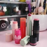 Karen Bachini Instagram - A categoria é: blushes em stick 🩷 Eu adoro a praticidade de blush nesse formato e acho ótimo para levar na bolsa também! Qual é o seu favorito? Me conta aqui nos comentários 🫶