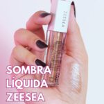 Karen Bachini Instagram - Sombra líquida Glitter Galaxy da @zeeseacosmetics ✨ Qual sua cor favorita?! 🩷 Ah, na verdade é uma marca chinesa, tá?! 🤭