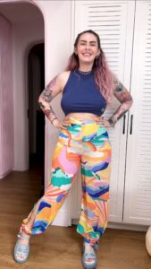 Karen Bachini Instagram - Lookinho para passar calor 🥵😝 Cropped: @ohboyoficial Calça: @dressto Sandália: @vicenza_