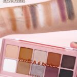 Karen Bachini Instagram - Dica de amiga! Entrei pra trend de “mob wife” junto com @vizzelaoficial, clã! Esses foram os produtos da marca que usei para criar esse look, mas agora com algumas dicas bem especiais para vocês usarem eles: 👀 Paleta de Sombras VizzEla É Básica - uma paleta que entrega 10 tons neutros, super coringas para qualquer ocasião. Fica a dica: aplique as sombras cintilantes com os dedos para um efeito mais brilhante! 🖤 Delineador CatLovers - que entrega uma fórmula super pigmentada e um pincel preciso. Fica a dica: após aplicar, espere secar totalmente antes de pressionar ou abrir muito os olhos. 💄 Batom Líquido DogLovers na cor Cavalier - um vermelho lindo, com acabamento matte confortável. Fica a dica: não pressione os lábios com o batom ainda molhado, o atrito pode tirar o efeito molhado do batom. Corre no meu Youtube para assistir o tutorial completo dessa make e aproveita meu cupom “KARENBACHINI15” para ganhar 15% off no site da marca ❤️