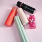 Karen Bachini Instagram - A categoria é: blushes em stick 🩷 Eu adoro a praticidade de blush nesse formato e acho ótimo para levar na bolsa também! Qual é o seu favorito? Me conta aqui nos comentários 🫶