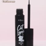 Karen Bachini Instagram - Dica de amiga! Entrei pra trend de “mob wife” junto com @vizzelaoficial, clã! Esses foram os produtos da marca que usei para criar esse look, mas agora com algumas dicas bem especiais para vocês usarem eles: 👀 Paleta de Sombras VizzEla É Básica - uma paleta que entrega 10 tons neutros, super coringas para qualquer ocasião. Fica a dica: aplique as sombras cintilantes com os dedos para um efeito mais brilhante! 🖤 Delineador CatLovers - que entrega uma fórmula super pigmentada e um pincel preciso. Fica a dica: após aplicar, espere secar totalmente antes de pressionar ou abrir muito os olhos. 💄 Batom Líquido DogLovers na cor Cavalier - um vermelho lindo, com acabamento matte confortável. Fica a dica: não pressione os lábios com o batom ainda molhado, o atrito pode tirar o efeito molhado do batom. Corre no meu Youtube para assistir o tutorial completo dessa make e aproveita meu cupom “KARENBACHINI15” para ganhar 15% off no site da marca ❤️