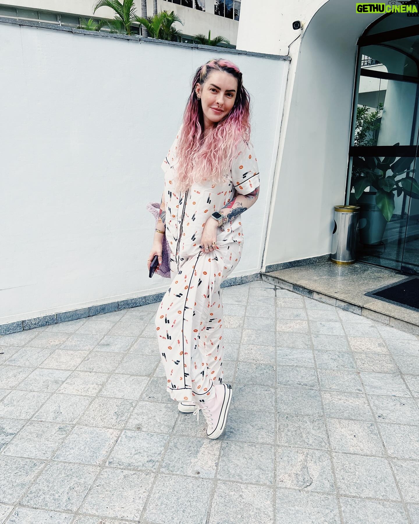 Karen Bachini Instagram - Look do dia: meu pijama collab com a @avaintimates 🩷 Não poderia ser mais confortável 🥰