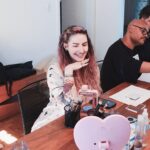 Karen Bachini Instagram – Backstage de um dia especial: escolhemos as cores da nossa nova base! Não vejo a hora de poder compartilhar esse projeto especial com vocês 🩷 @karenbachinibeauty