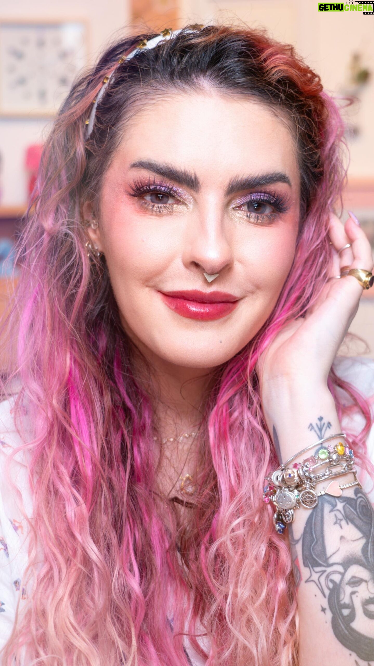 Karen Bachini Instagram - Um blush bem peppa pig para disfarçar a carinha de cansada 🤌💕