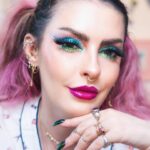 Karen Bachini Instagram - Tem make nova no canal, clã! 💚 Usei os produtos mais brilhosos do mundoooo nesse tutorial ✨Gostaram do resultado?