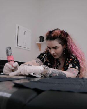 Karen Bachini Instagram - Clã, nesse domingo, dia 10/03, vai rolar um flashday tattoo no @sampatattoo, especial Dia da Mulher 💖 Eu vou estar lá tatuando - arraste para o lado para ver alguns dos meus flashes - junto com outras tatuadores incríveis do Sampa! 

Além de estar preparando adesivos fofinhos para presentear vocês, quem fizer uma tattoo também vai ganhar de brinde, meu Tattoo Gloss e produtos da @japipantacosmetica @panta.neoskin para você cuidar da sua nova tattoo! 

Acesse o destaque do flashday no perfil do @sampatattoo para ver spoilers dos flashes disponíveis e mais informações sobre o evento 🥰 

- Data: 10 de Março, das 10h às 19h.
- Local: Rua Augusta, 2163 - Cerqueira César.
- As reservas e o atendimento serão realizados por ordem de chegada! Chegue cedo e garanta os melhores desenhos.
- Flashes com valores de R$200 a R$800.

Este é um evento para celebrar o Dia da Mulher e todas as tatuadoras serão mulheres, mas todes são bem-vindes para fazer tattoos! 🫶