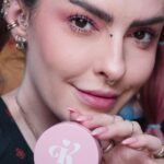 Karen Bachini Instagram - Depotando meu Pink Powder para caber na bolsa e levar comigo para todos os lugares 🩷✨ Link do potinho menor que usei no vídeo: https://s.click.aliexpress.com/e/_m0bQNKK